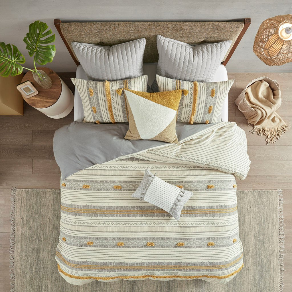 Coordinating Your Comforter Set With Your Throw Pillows – ONE