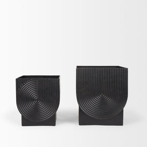 Mercana Medina Decorative Metal Planters Set of 2 in Off-White and Gold for Indoor or Outdoor Spaces Matte Black | Metal 70548