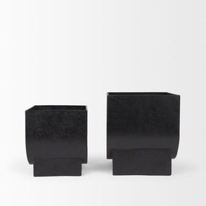 Mercana Medina Decorative Metal Planters Set of 2 in Off-White and Gold for Indoor or Outdoor Spaces Matte Black | Metal 70548