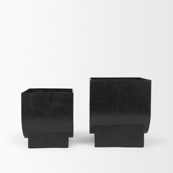 Mercana Medina Decorative Metal Planters Set of 2 in Off-White and Gold for Indoor or Outdoor Spaces Matte Black | Metal 70548