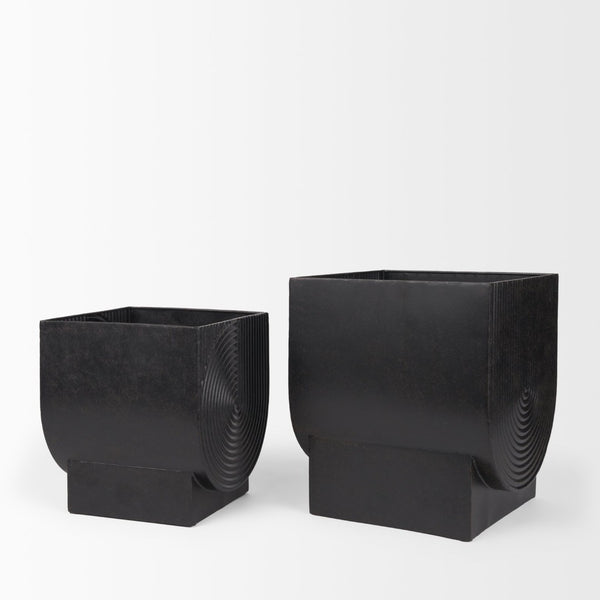 Mercana Medina Decorative Metal Planters Set of 2 in Off-White and Gold for Indoor or Outdoor Spaces Matte Black | Metal 70548