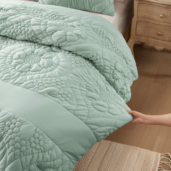 English Elm 2-Piece Twin Comforter Set with Soft Poly Jersey Face and Plush Poly Fill for Cozy Bedrooms Sage 13.78 L x 17.72 W x 6.69 H B035P408220