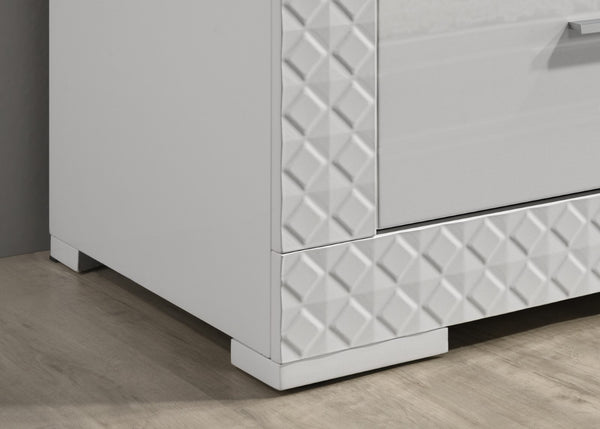 English Elm Gorgeous Vintage-Inspired Nightstand with Square Pull Handle and Metal Legs — Retro Chic Bedroom Accent White 30 L x 29 W x 20 H B011P326197