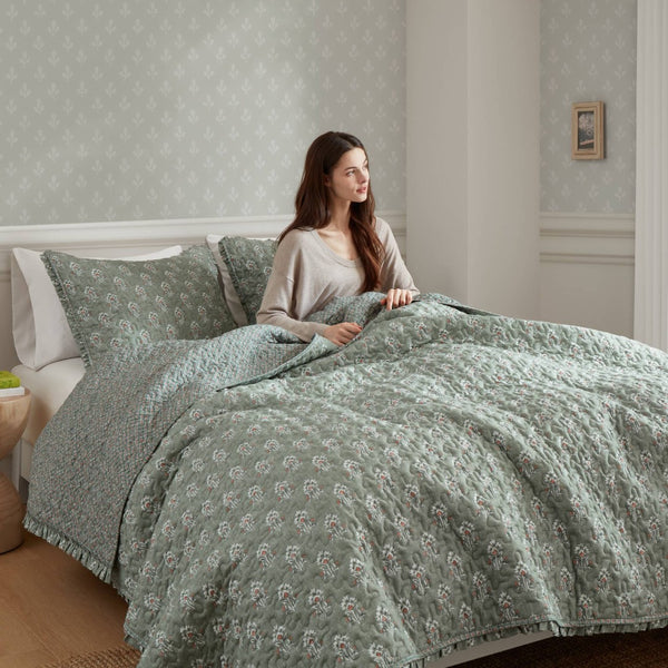 English Elm 3-piece King Quilt Set Ruffle Trim Vermicelli Stitching Soft Polyester Bohemian Bedding Sage Green B035P408231