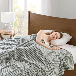 English Elm 1 Lightweight Down Alternative Twin Blanket with Satin Trim, Microfiber Cover, 13oz Filling, Quilted Green 15.35 L x 12.6 W x 4.72 H B035P319589