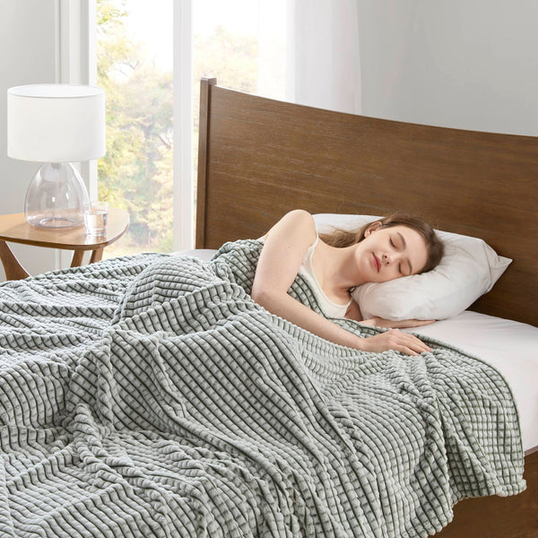 English Elm 1 Lightweight Down Alternative Twin Blanket with Satin Trim, Microfiber Cover, 13oz Filling, Quilted Green 15.35 L x 12.6 W x 4.72 H B035P319589