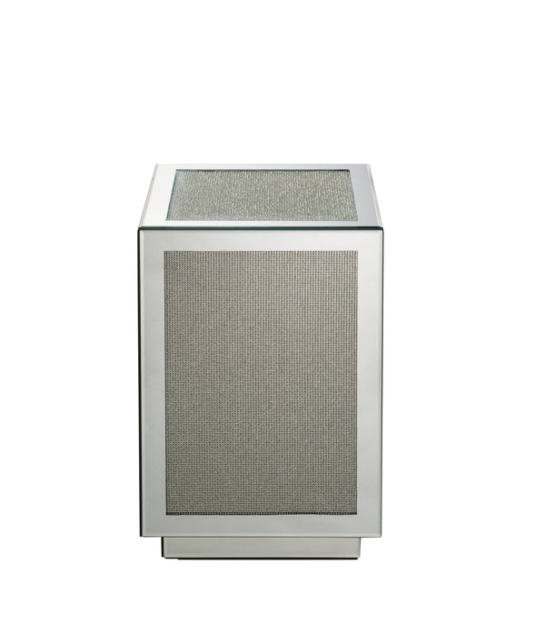 English Elm Noralie Mirrored Accent Table With Faux Diamonds - Chic Silver Finish For Modern Interiors B2726P243249