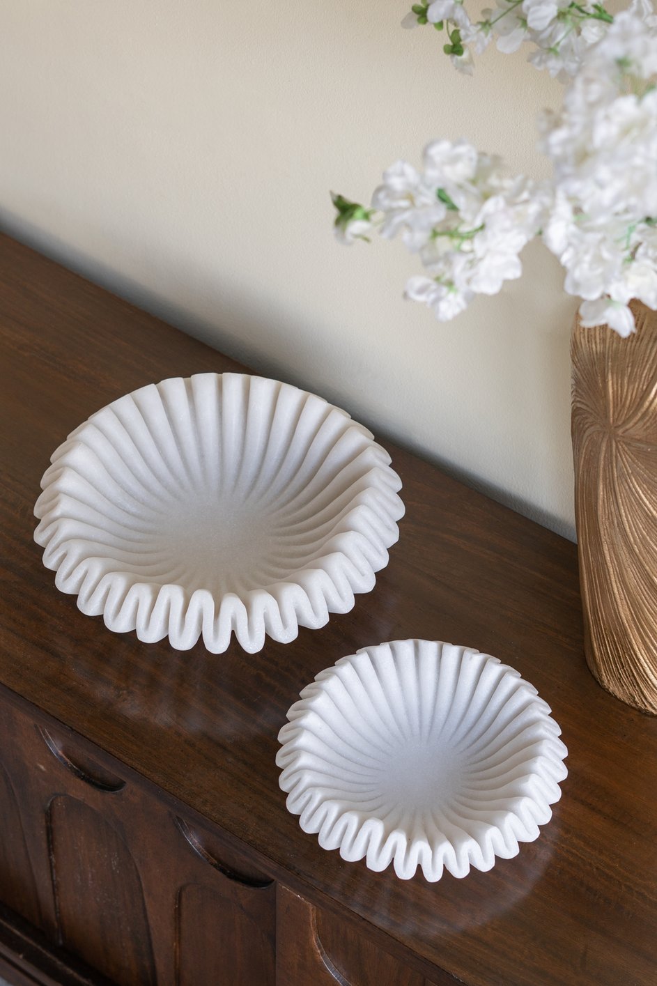 English Elm D13.5x3.5" Wavy Sand Resin Bowl with Textured White Finish — Organic Sculptural Centerpiece for Home Decor W2078P406033