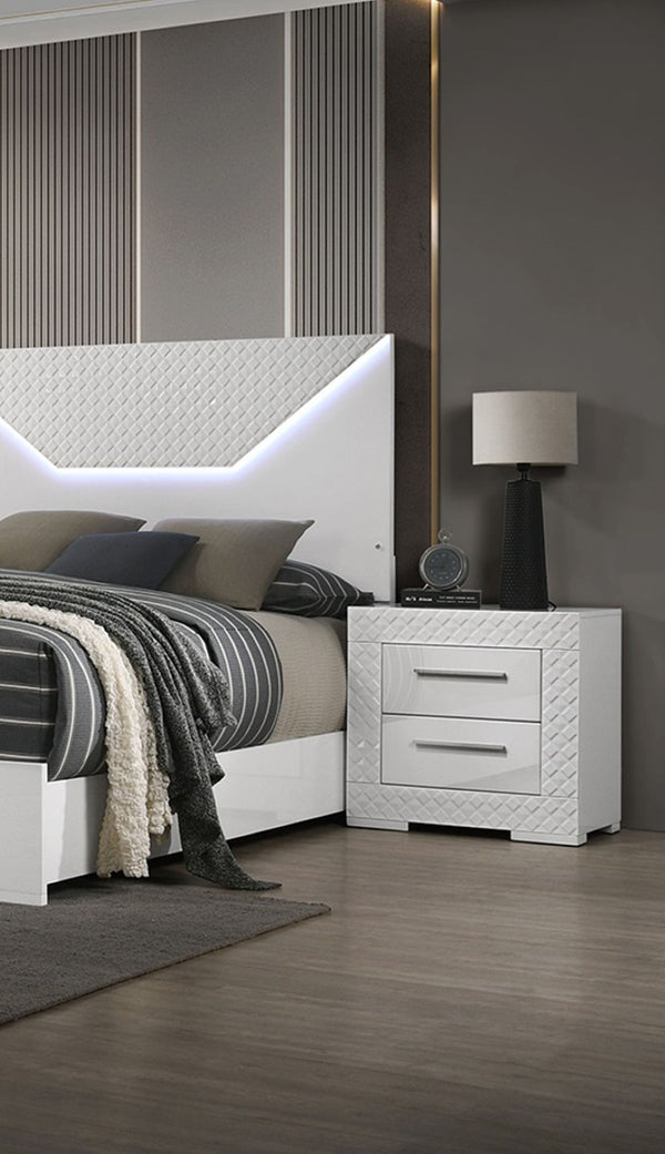 English Elm 3pc Glam Eastern King Bedroom Set White Lacquer Led Headboard with Mirrored Accents B2741S00164