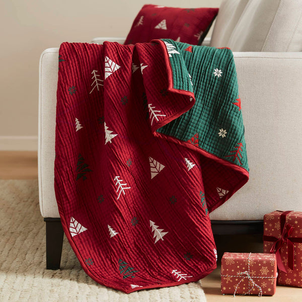 English Elm Winter 50x60" Throw Set Red — Matelassé Cozy Throw & 16" Decorative Pillow, Soft Polyester Blend B035P381284