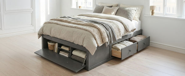 English Elm Queen Platform Storage Bed with Hydraulic Lift Footboard and Four Drawers Antique Finish Gray LP000139AAE