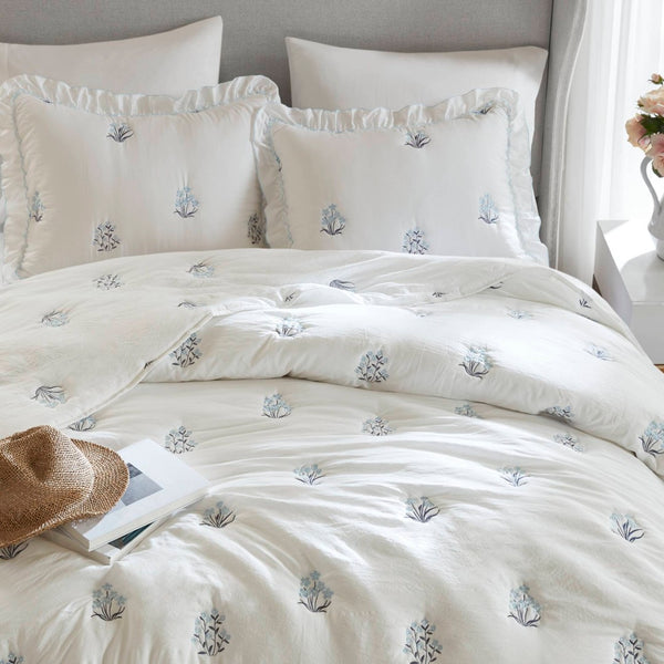 English Elm 3-piece Floral Embroidered Quilt Set Ruffled Trim Romantic Bedding for Full Queen Beds White+Blue B035P463190