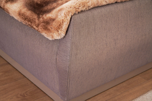 English Elm Lorenzo Gold Detailed Tufted Queen Bed: Modern Luxury With Metallic Upholstery & Wood Accents B009S01888