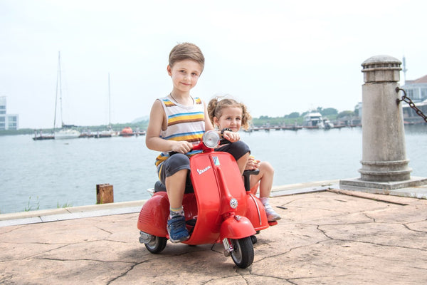 English Elm 6v Licensed Vespa Kids Ride on Scooter with Sidecar Key Start and Headlights B117135091