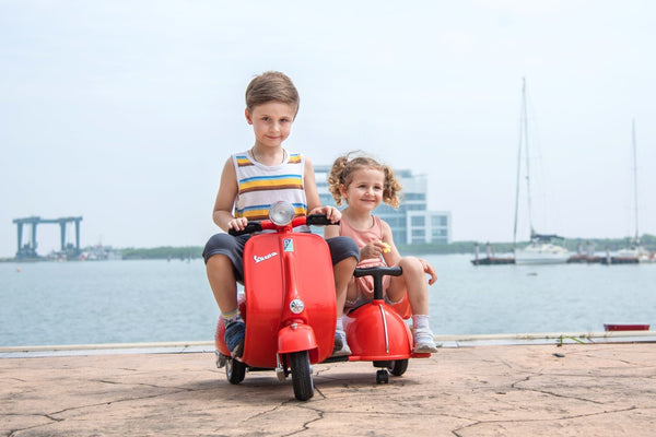 English Elm 6v Licensed Vespa Kids Ride on Scooter with Sidecar Key Start and Headlights B117135091