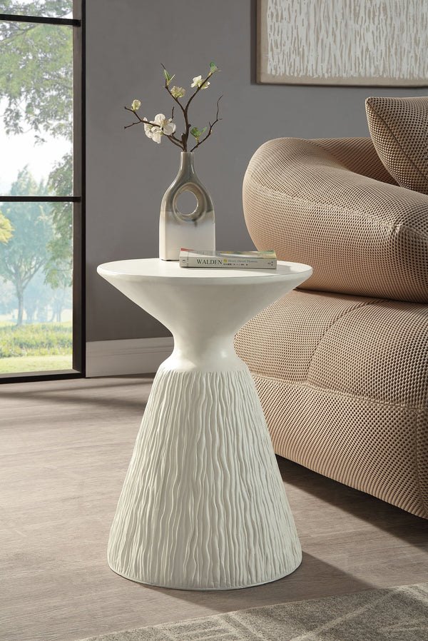 English Elm Duane Natural White Faux Concrete Accent Table — Round Engineered Stone Side Table, Eco-Friendly Modern Design B2726P246010