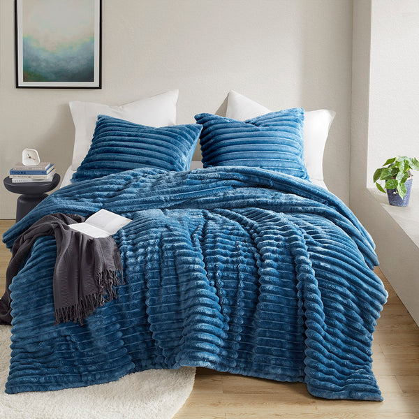 JLA Home Intelligent Design - Fluffy ribbed plush comforter set with 300gsm loft, Oeko-Tex certified, cloud-like warmth ready to use Blue AM10-0285