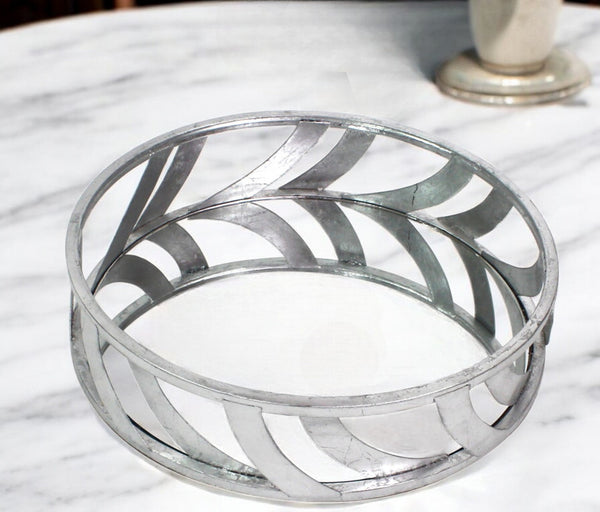 Homeroots 14" Silver Round Metal Geometric Vanity Tray   274455