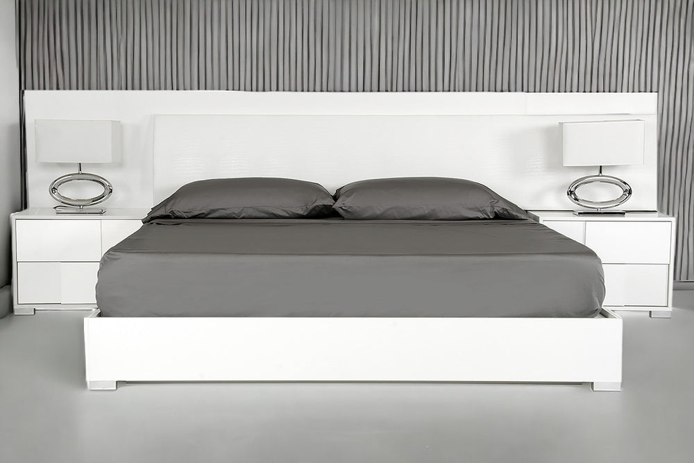 Homeroots Queen White Four Drawers Bed  Manufactured Wood 282621