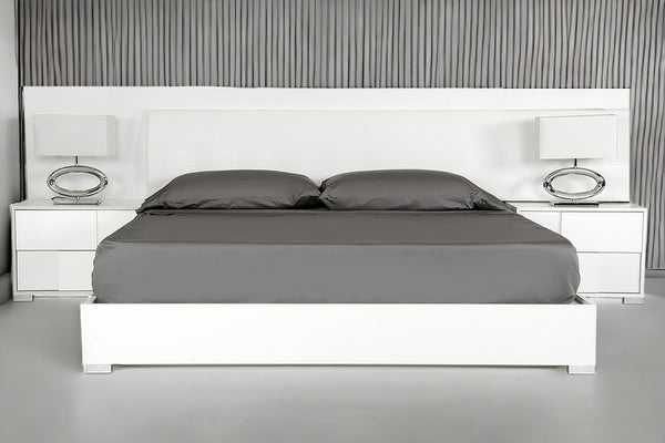 Homeroots Queen White Four Drawers Bed  Manufactured Wood 282621