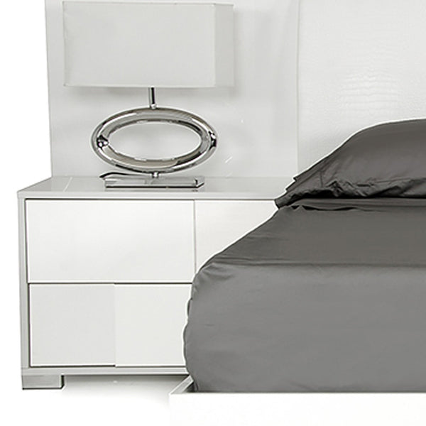 Homeroots Queen White Four Drawers Bed  Manufactured Wood 282621