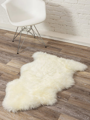 Homeroots 2' X 3' White Natural New Zealand Sheepskin Wool Area Rug Natural Genuine Sheepskin 293188