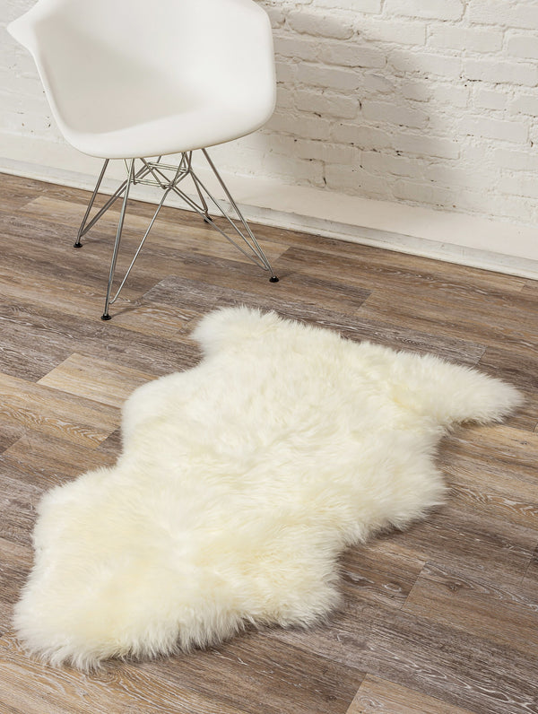 Homeroots 2' X 3' White Natural New Zealand Sheepskin Wool Area Rug Natural Genuine Sheepskin 293188