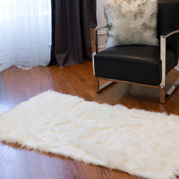 Homeroots 60" X 36" Off White Rectangular Faux Fur - Area Rug Off White Faux Fur 294254