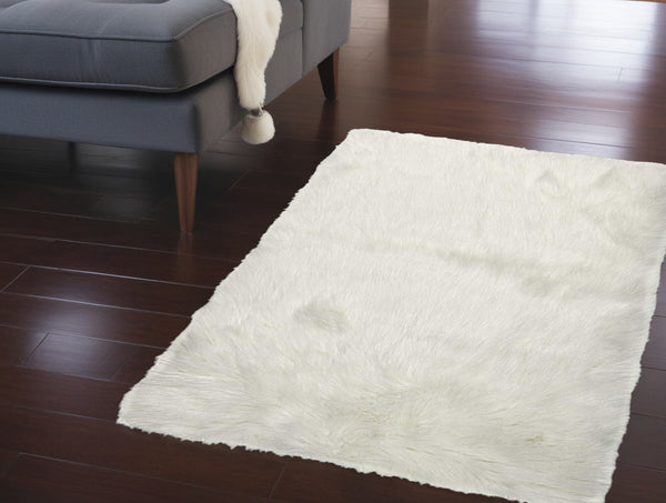 Homeroots 60" X 36" Off White Rectangular Faux Fur - Area Rug Off White Faux Fur 294254