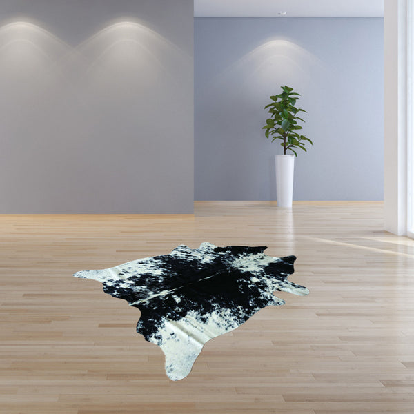 Homeroots 6' X 7' Black And White Cowhide Cowhide Area Rug  Cowhide 294260