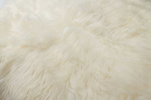 Homeroots 4' X 6' Long Haired Icelandic Sheepskin Area Rug White Genuine Sheepskin 316916