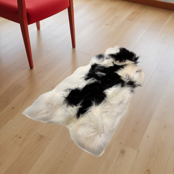 Homeroots 2' X 3' Black And White Spotted Sheepskin Handmade Area Rug  Genuine Sheepskin 316925