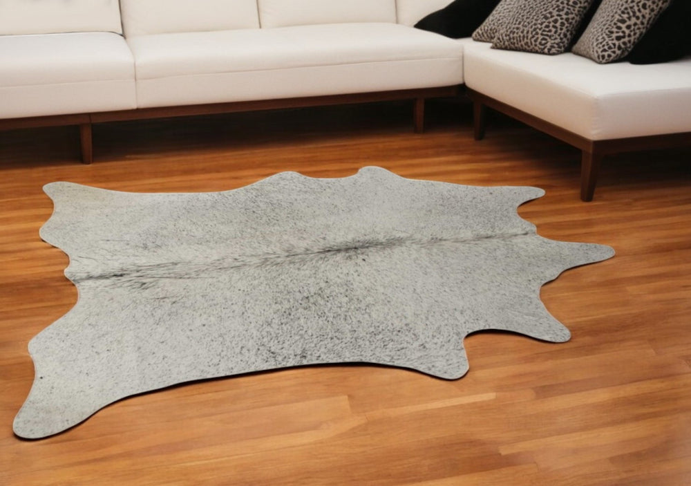 Homeroots 6' X 7' Gray Cowhide Hand Tufted Area Rug  Cowhide 316975