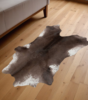 Homeroots 2' X 3' Taupe And White Calfskin - Area Rug Taupe,White Cowhide 316978