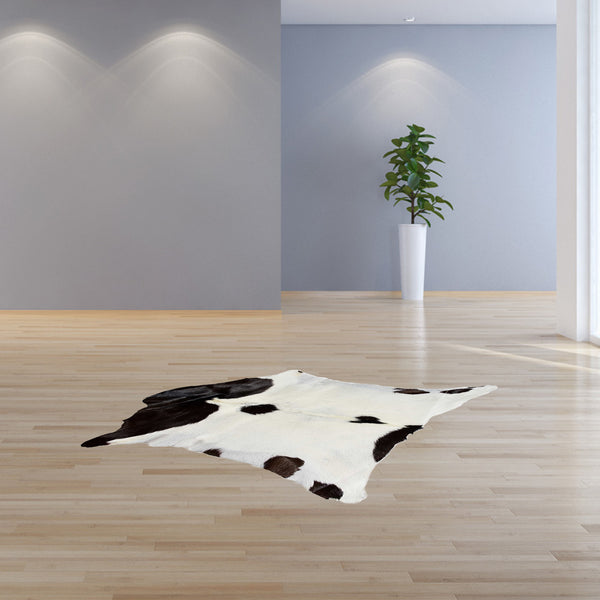 Homeroots 2' X 3' Natural Black And White Calfskin Area Rug White,Chocolate Cowhide 316980