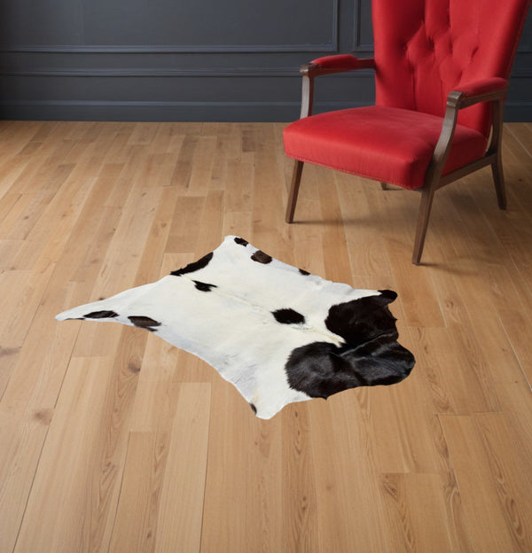 Homeroots 2' X 3' Natural Black And White Calfskin Area Rug White,Chocolate Cowhide 316980