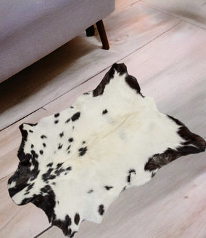 Homeroots 2' X 3' White And Black Calfskin - Area Rug White,Black Cowhide 316981