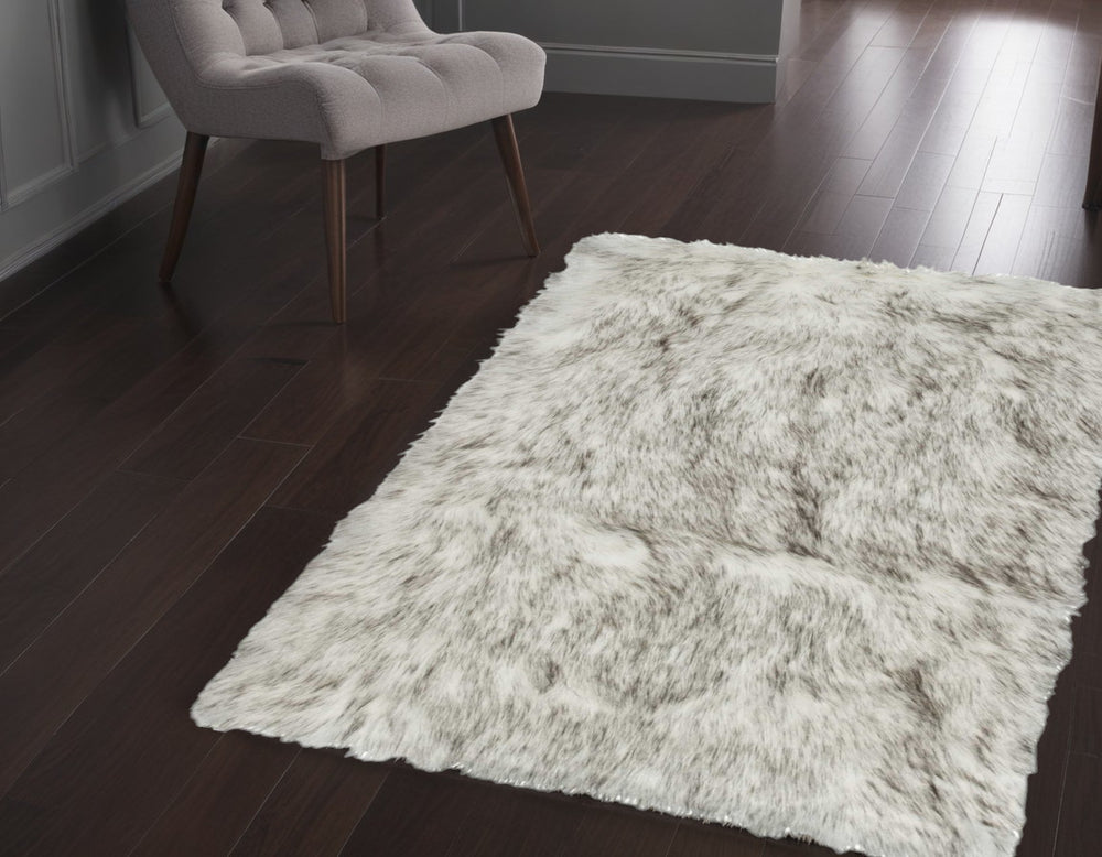 Homeroots 3' X 5' Gray Faux Fur Area Rug  Faux Fur 317174