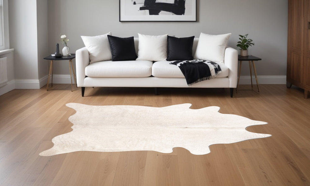 Homeroots 60" X 84" Off White Cowhide  Rug  Cowhide 317302