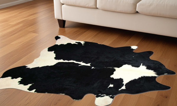 Homeroots 60" X 84" Black And White Cowhide - Area Rug Black,White Cowhide 317315