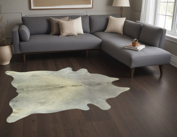 Homeroots 60" X 84" Natural And Light Gray Cowhide - Area Rug Natural,Light Gray Cowhide 317324