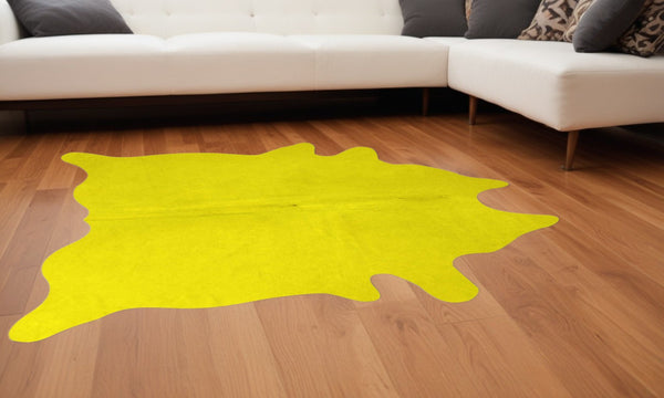 HomeRoots 5' X 7' Cowhide Print Area Rug - Luxurious Texture with Contemporary Style for Modern Living Spaces Yellow 317336
