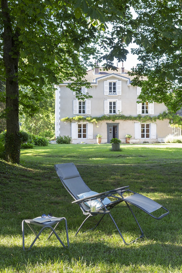 Homeroots 28" Green Steel Outdoor Zero Gravity Chair With Green Cushion Moss Metal 320593