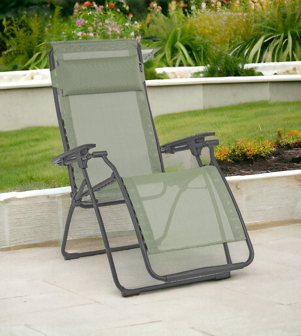 Homeroots 28" Green Steel Outdoor Zero Gravity Chair With Green Cushion Moss Metal 320593