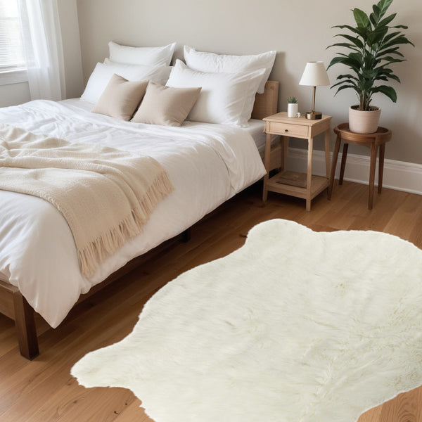 Homeroots 4' X 5' Polar Bear Off White Faux Hide Area Rug  Acrylic 328302