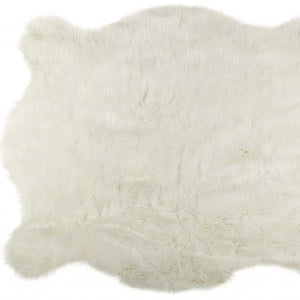 Homeroots 4' X 5' Polar Bear Off White Faux Hide Area Rug  Acrylic 328302