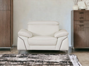 Homeroots 31" White Fashionable Leather Chair White  329686