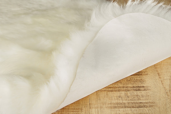 Homeroots 5' Off White Round Shag Sheepskin Area Rug  Genuine Sheepskin 332268