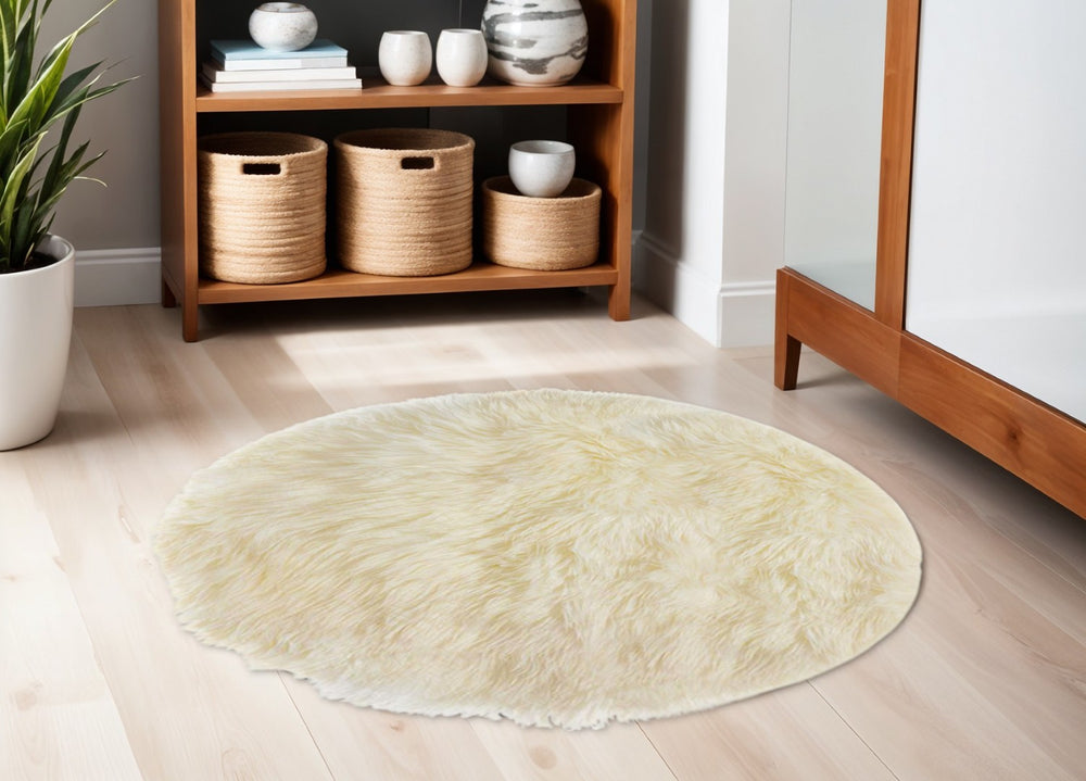 HomeRoots 5' Off White Round Sheepskin Area Rug - Handcrafted Luxury, Cozy Comfort for Any Space, 60" Diameter 332268