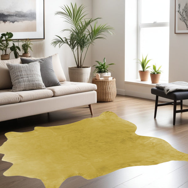 Homeroots 6' X 7' Gold Cowhide Cowhide Area Rug Honey Cowhide 332272
